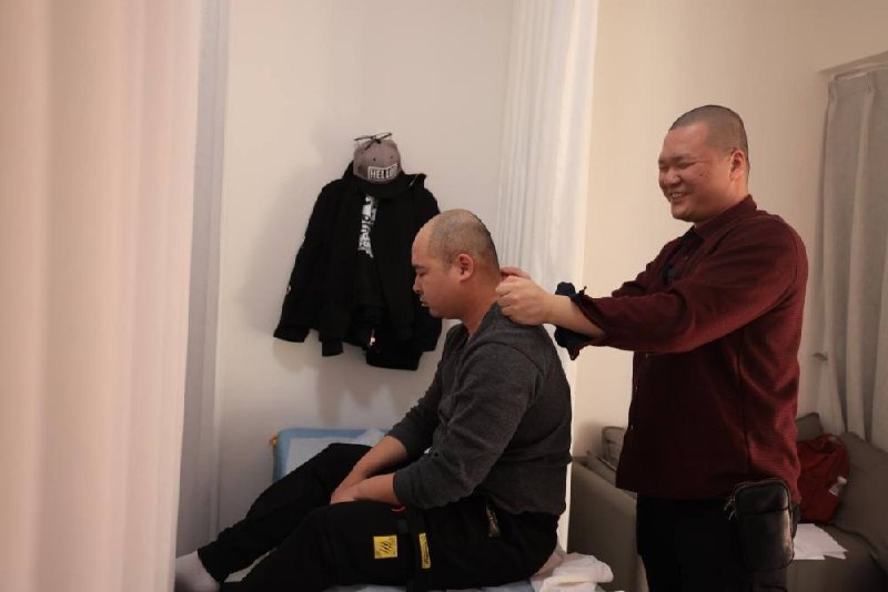 孙伍飞在给客人进行按摩。国铁南昌局供图